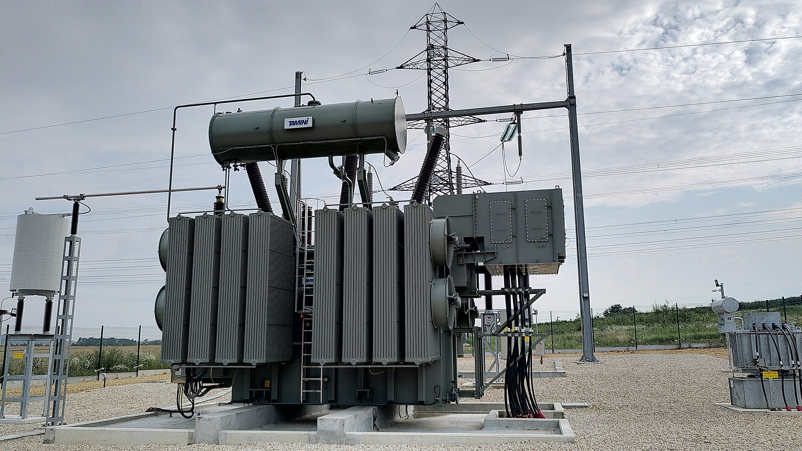 découvrez notre sélection de transformateurs photovoltaïques (pv) conçus pour optimiser la production d'énergie solaire. performants, fiables et adaptés à tous vos besoins énergétiques, nos transformateurs garantissent une conversion efficace de l'énergie photovoltaïque pour une utilisation domestique ou industrielle.