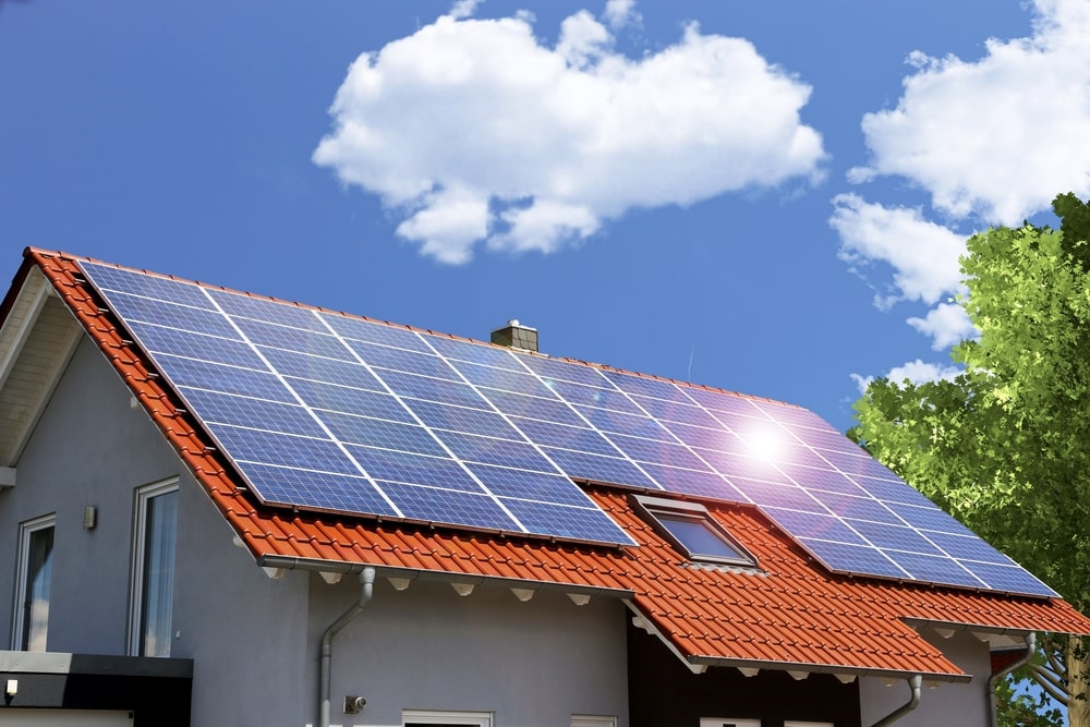 découvrez comment les panneaux solaires transforment l'énergie solaire en électricité, une solution durable et économique pour votre habitation et l'environnement.
