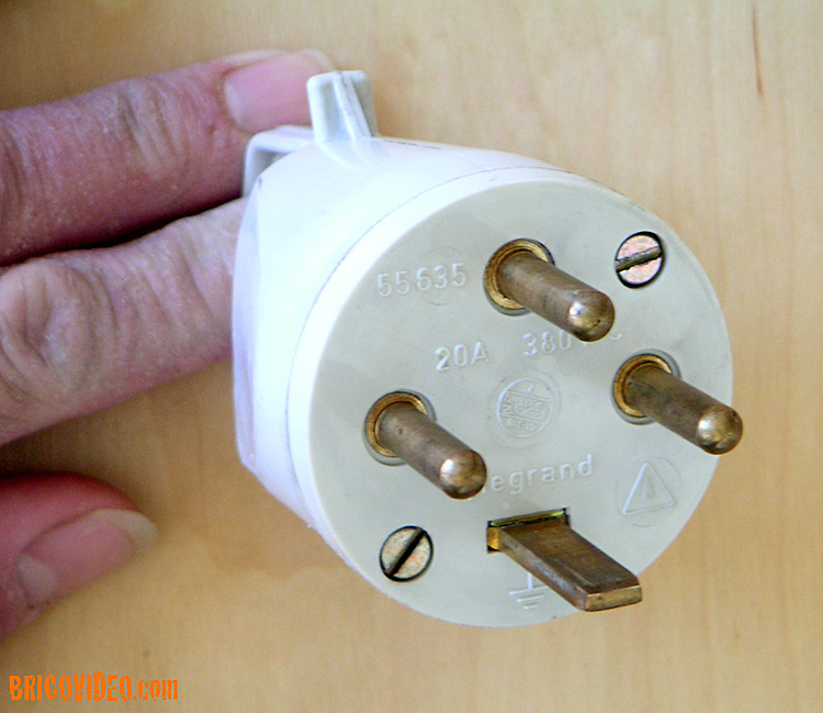 découvrez tout sur le système triphasé 220v sans neutre : ses caractéristiques, ses avantages, et son utilisation dans les installations électriques. idéal pour optimiser votre efficacité énergétique.