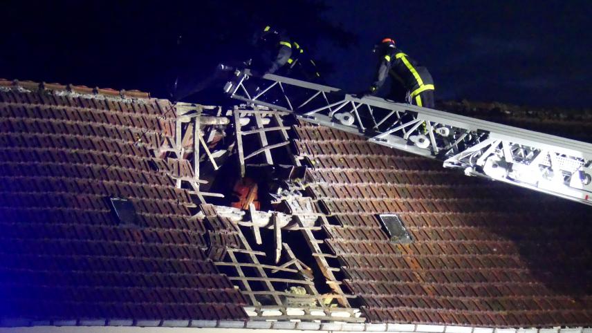 découvrez des solutions efficaces pour réparer un trou dans votre toiture. protégez votre maison des intempéries et améliorez l'isolation grâce à nos conseils pratiques et astuces pour un entretien durable.