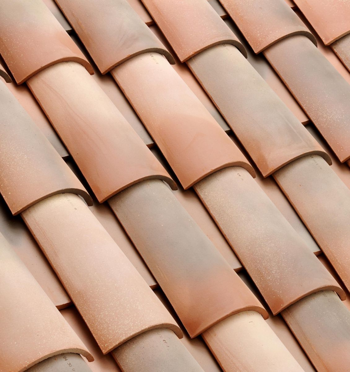 découvrez tout ce qu'il faut savoir sur la tuile canal : son design traditionnel, ses avantages en matière d'étanchéité et d'isolation, ainsi que son entretien, pour transformer votre toiture en un véritable atout esthétique et fonctionnel.