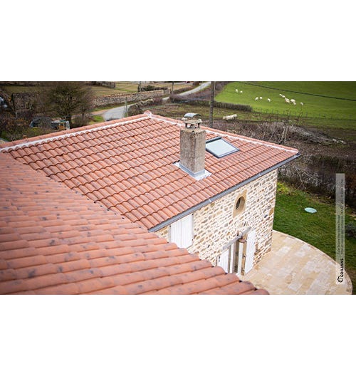 découvrez la tuile omega 10 rouge, idéale pour apporter une touche de modernité à votre toiture. sa couleur vibrante et son design unique garantissent une excellente résistance aux intempéries tout en offrant une esthétique élégante. parfaite pour les nouvelles constructions ou les rénovations.