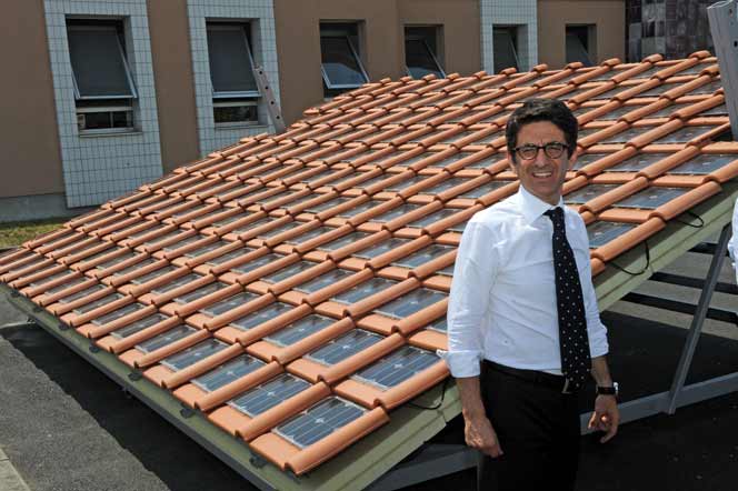 découvrez les tuiles photovoltaïques, une solution innovante et esthétique pour produire de l'énergie solaire tout en préservant l'apparence de votre toiture. transformez votre maison en un bâtiment éco-responsable et réduisez vos factures d'électricité grâce à cette technologie durable.