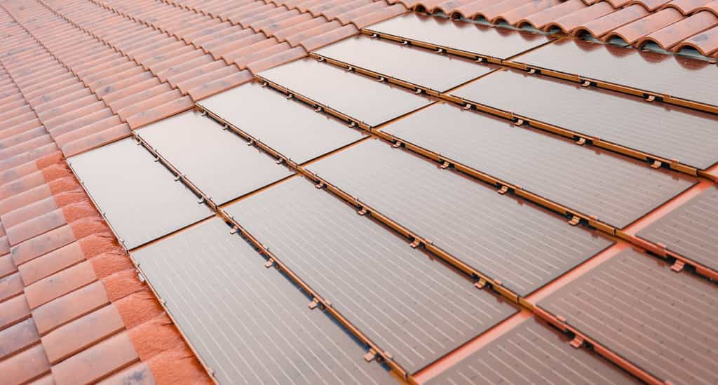 découvrez les tuiles photovoltaïques, une solution innovante pour produire de l'énergie solaire directement sur votre toiture. alliez esthétique et performance énergétique tout en contribuant à la transition écologique.