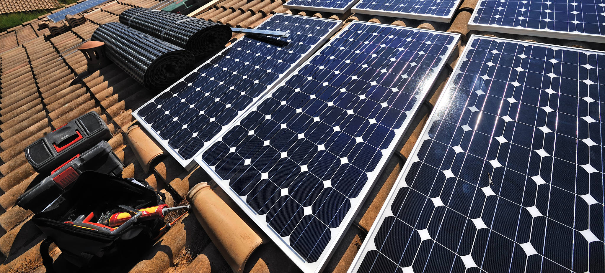 découvrez les tuile photovoltaïques, une solution innovante alliant esthétique et performance énergétique. transformez votre toit en une source d'énergie renouvelable tout en préservant l'apparence de votre maison. optez pour une électricité verte et réduisez votre empreinte carbone grâce à cette technologie durable.