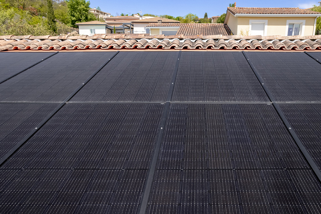 découvrez les tuiles solaires terreal, une solution innovante alliant esthétique et performance pour votre toiture. profitez d'une énergie renouvelable tout en préservant le charme de votre habitat.