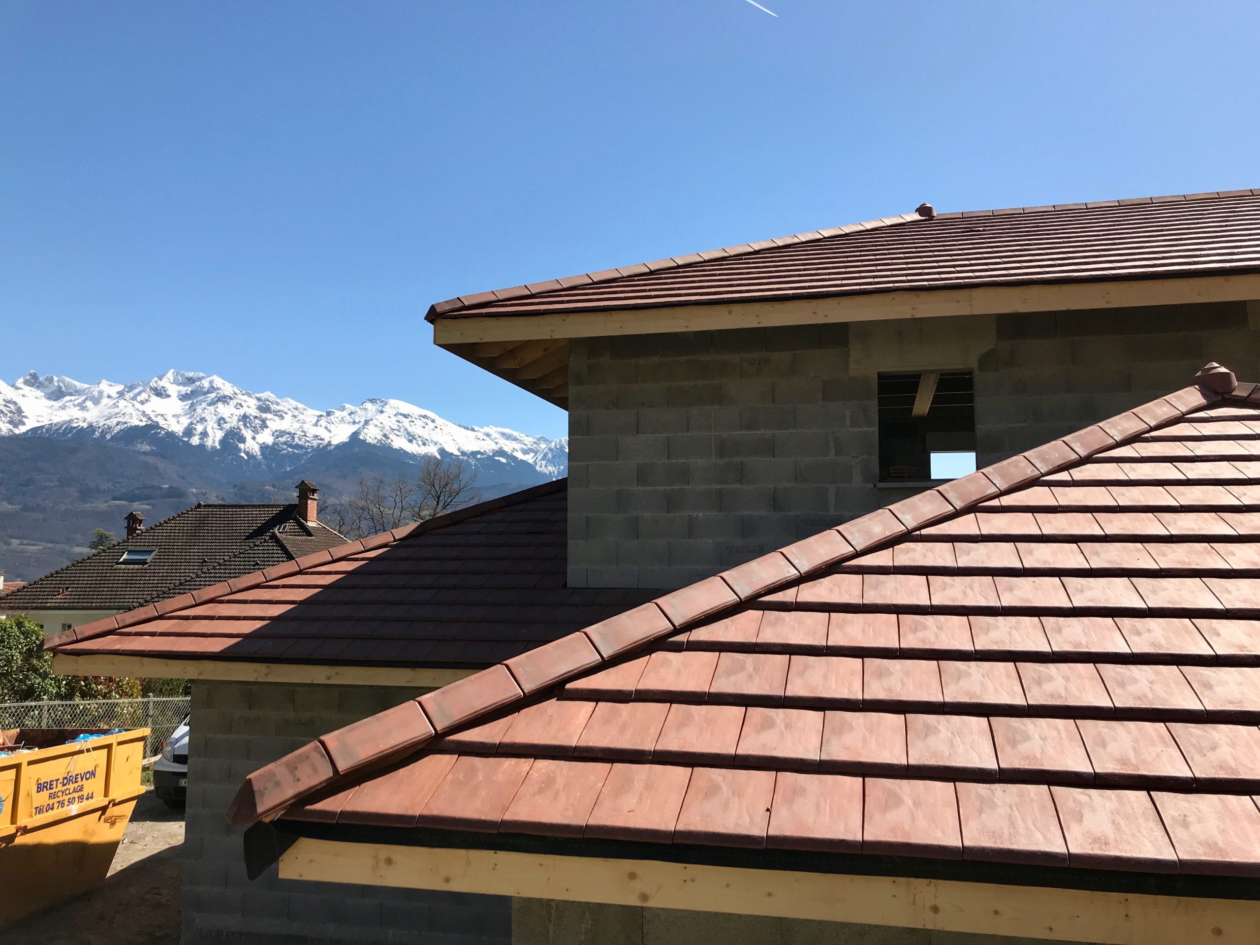 découvrez les tuiles alpha, alliant esthétisme et durabilité pour votre toiture. offrez à votre maison une protection optimale tout en ajoutant une touche élégante à son apparence. idéales pour tous les styles architecturaux, nos tuiles vous garantissent qualité et longévité.