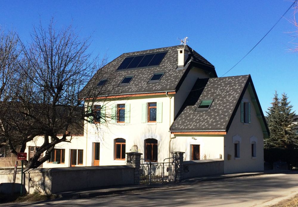 découvrez les tuiles gérard, un choix idéal pour votre toiture grâce à leur esthétique, leur durabilité et leur performance. fabriquées pour résister aux intempéries, ces tuiles légères et faciles à installer offrent une excellente solution pour vos projets de construction ou de rénovation.