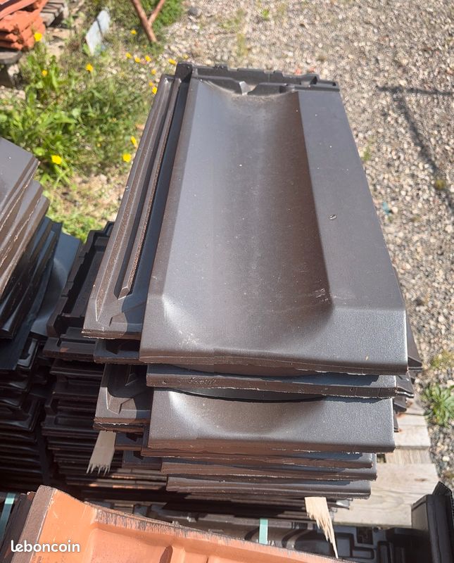 découvrez nos tuiles jura, alliant tradition et modernité. idéales pour sublimer vos toitures, ces tuiles offrent durabilité et esthétisme, tout en résistant aux intempéries. optez pour l'authenticité et la qualité avec nos produits de fabrication française.