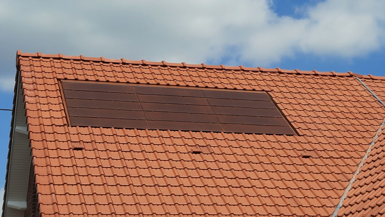 découvrez les tuiles photovoltaïques, une solution innovante et esthétique pour produire de l'électricité tout en préservant l'harmonie de votre toiture. idéales pour les projets de construction et de rénovation, elles allient performance énergétique et design.