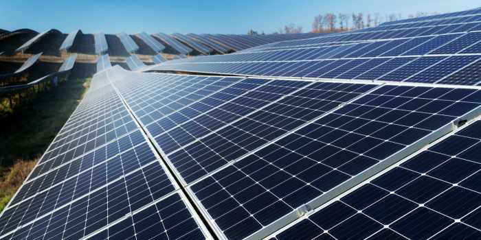 découvrez tout ce que vous devez savoir sur la tva appliquée aux panneaux solaires en france. informez-vous sur les taux réduits, les exonérations et les démarches à suivre pour bénéficier d'avantages fiscaux lors de l'installation de votre système photovoltaïque.