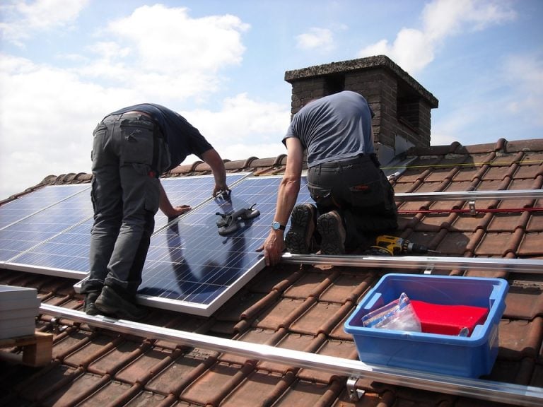 découvrez tout ce que vous devez savoir sur la tva applicable aux installations photovoltaïques en france. informez-vous sur les taux réduits, les conditions d'éligibilité et les avantages fiscaux pour optimiser votre investissement dans l'énergie solaire.