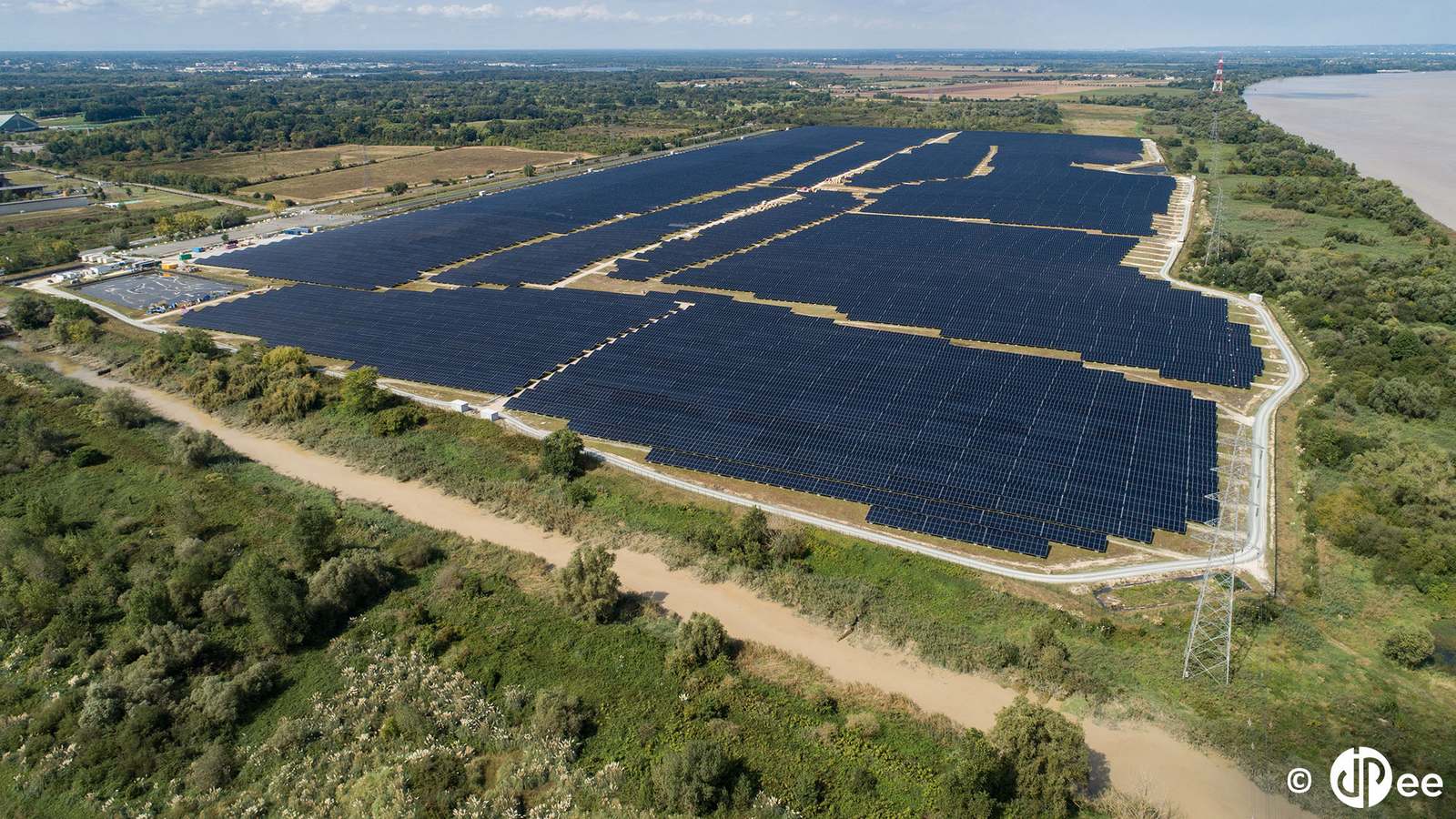 découvrez notre offre exceptionnelle de vente de centrales photovoltaïques. optimisez votre production d'énergie renouvelable et réduisez vos factures d'électricité avec des solutions adaptées à vos besoins. jouez un rôle actif dans la transition énergétique tout en investissant dans un avenir durable.