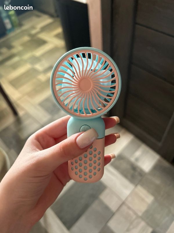 découvrez notre ventilateur portable, idéal pour vous rafraîchir où que vous soyez. léger, compact et puissant, il vous accompagne lors de vos sorties, voyages ou en intérieur. profitez d'une brise agréable et d'un confort optimal tout au long de la journée.