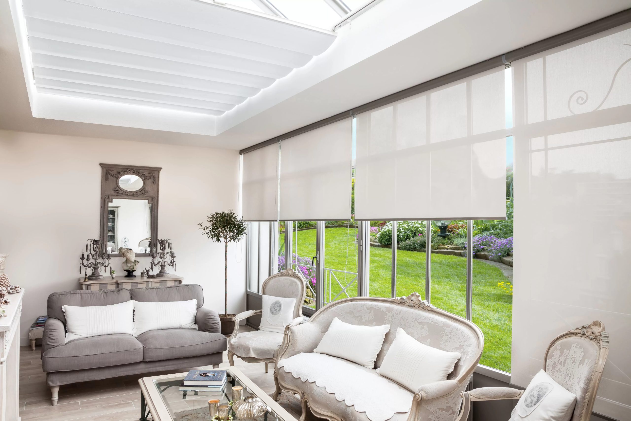 découvrez la véranda solaire, un espace lumineux et éco-responsable qui allie confort et esthétique. profitez de la chaleur du soleil tout en préservant votre espace de vie grâce à des technologies innovantes. idéale pour se détendre ou recevoir, la véranda solaire transforme votre maison en un havre de paix.