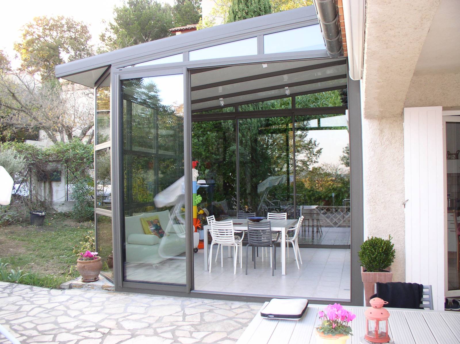 découvrez les avantages d'une véranda photovoltaïque : un espace de vie lumineux et écologique qui produit de l'énergie solaire tout en préservant votre confort. transformez votre maison en un havre de paix durable, alliant esthétique et performance énergétique.