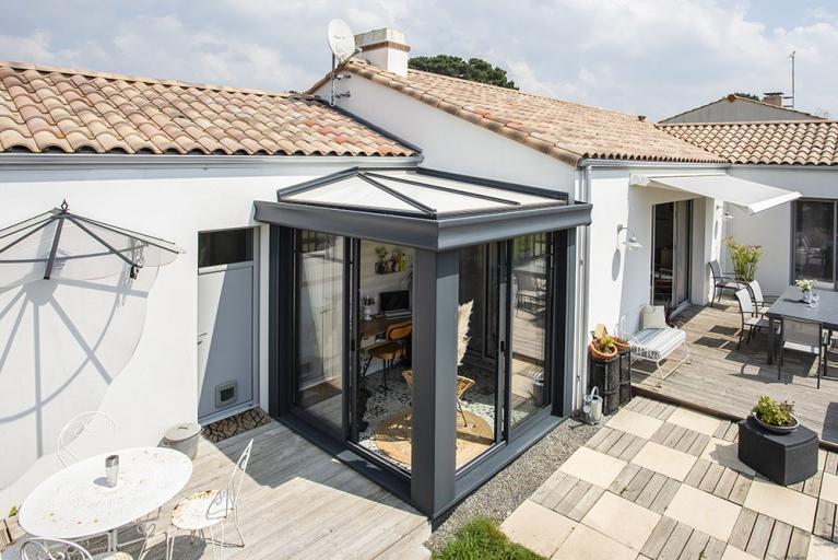 découvrez tout ce qu'il faut savoir sur le prix d'une véranda photovoltaïque et profitez d'un éclairage naturel tout en générant de l'énergie verte. comparez les coûts, les avantages et les meilleures options pour votre projet.