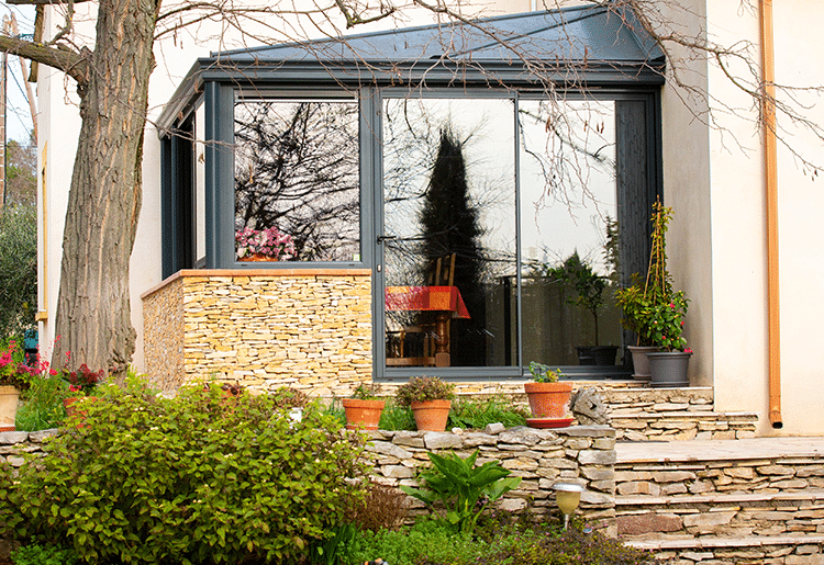 découvrez la veranda solaire, une solution innovante alliant confort et économies d'énergie. profitez d'un espace de vie lumineux et écologique, tout en réduisant votre empreinte carbone. transformez votre maison avec style grâce à nos vérandas conçues pour maximiser l'apport solaire.