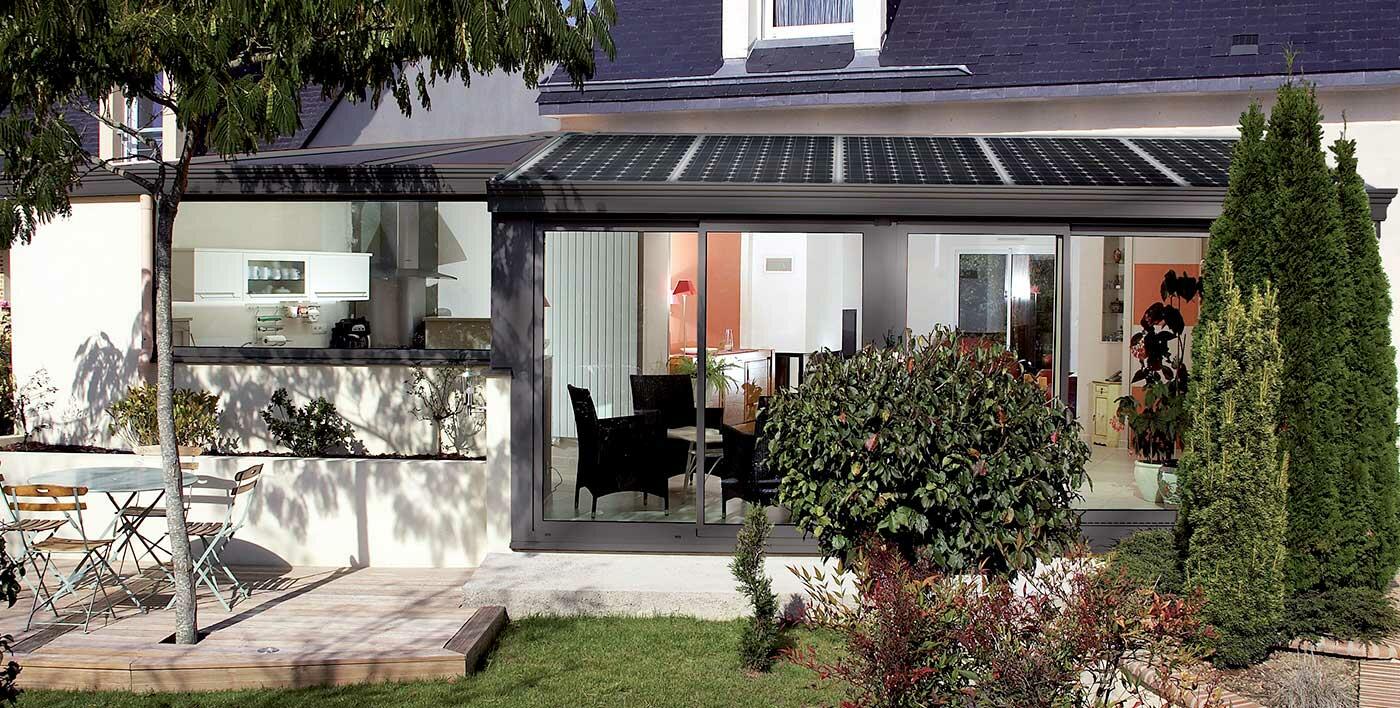 découvrez comment une véranda solaire peut transformer votre espace de vie en un lieu lumineux et éco-efficace. profitez d'une installation qui maximise l'apport de lumière naturelle tout en réduisant vos coûts énergétiques. idéale pour se détendre ou recevoir, la véranda solaire allie confort et respect de l'environnement.