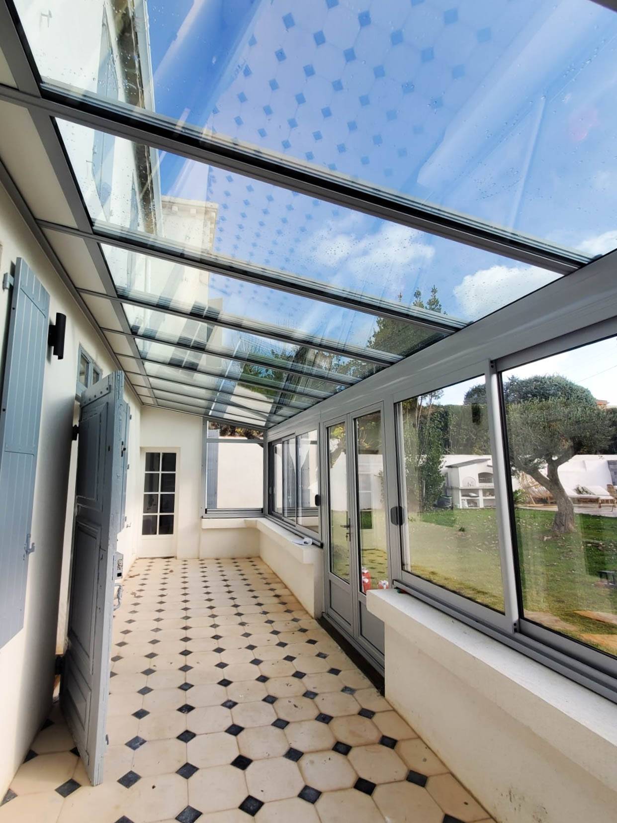 découvrez les avantages d'une véranda solaire, un espace parfait pour profiter de la lumière naturelle tout en optimisant votre confort thermique. énergétiquement efficace et esthétiquement agréable, cette solution innovante transforme votre ambiance intérieure tout en ajoutant de la valeur à votre maison.