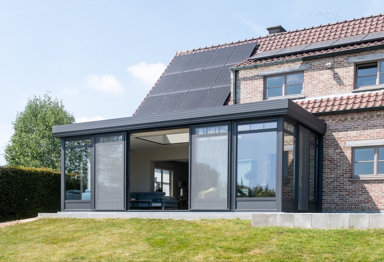 découvrez les avantages d'une véranda solaire, un espace de vie lumineux et éco-responsable. profitez de la chaleur naturelle du soleil tout en réduisant votre consommation d'énergie. transformez votre maison en un havre de paix avec une véranda alliant confort et esthétique.