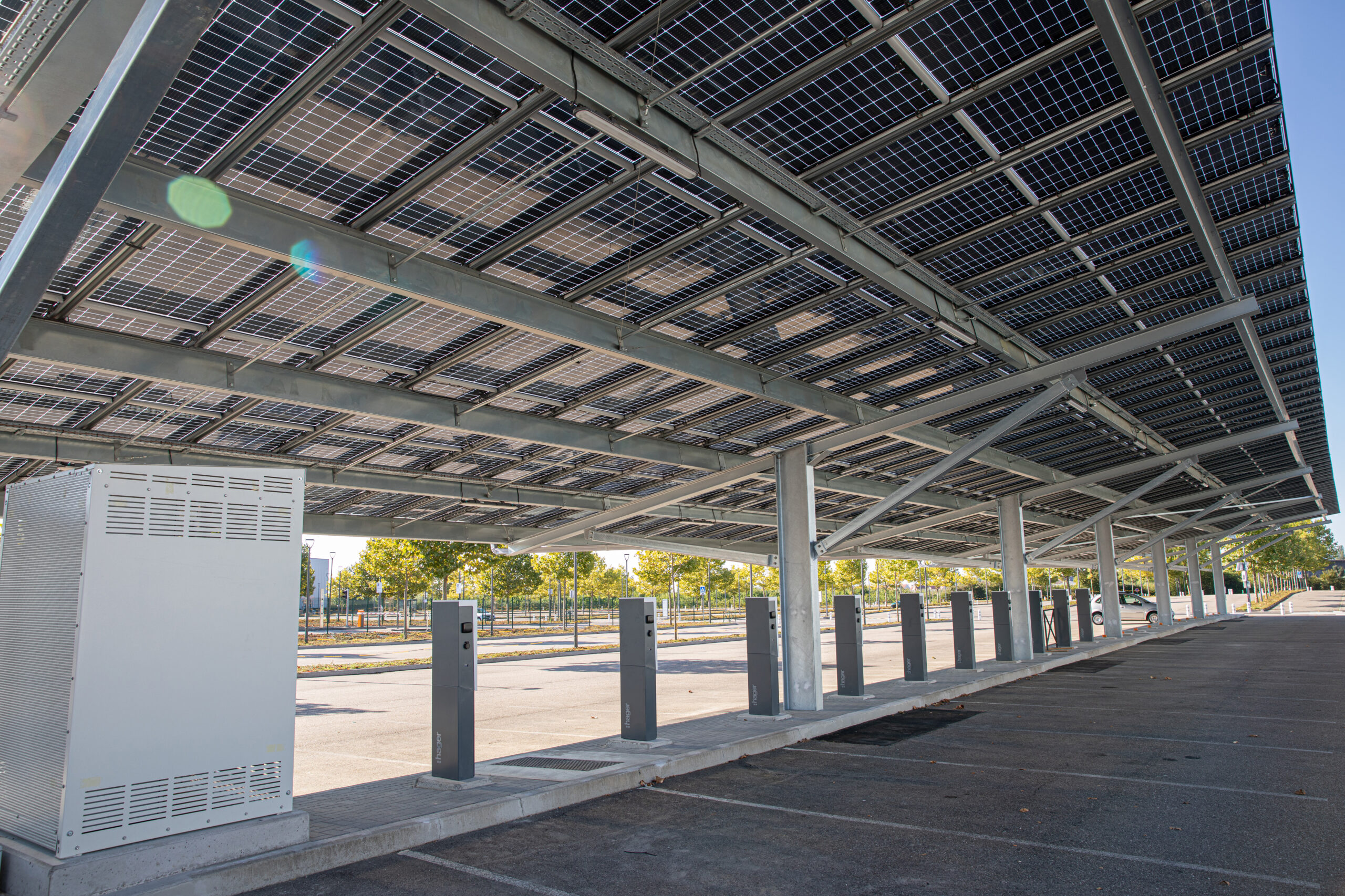découvrez les verres photovoltaïques, une innovation écologique alliant transparence et production d'énergie. transformez vos fenêtres en sources d'énergie renouvelable tout en préservant le design de votre espace. informez-vous sur leurs avantages, leur installation et leur impact sur l'environnement.