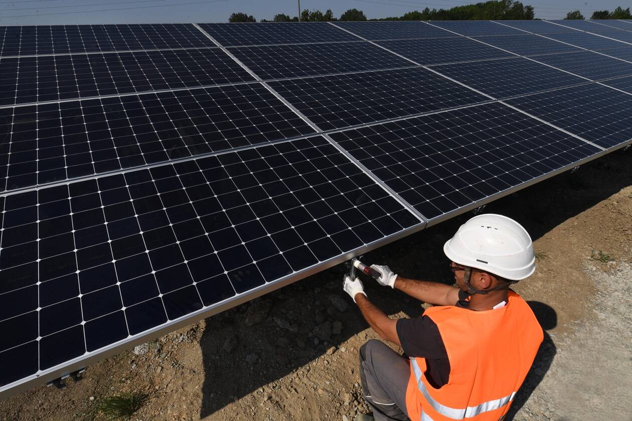 découvrez notre analyse approfondie sur les victimes photovoltaïques : les enjeux, les impacts et les solutions pour protéger les consommateurs face aux arnaques et aux installations défectueuses dans le secteur de l'énergie solaire.