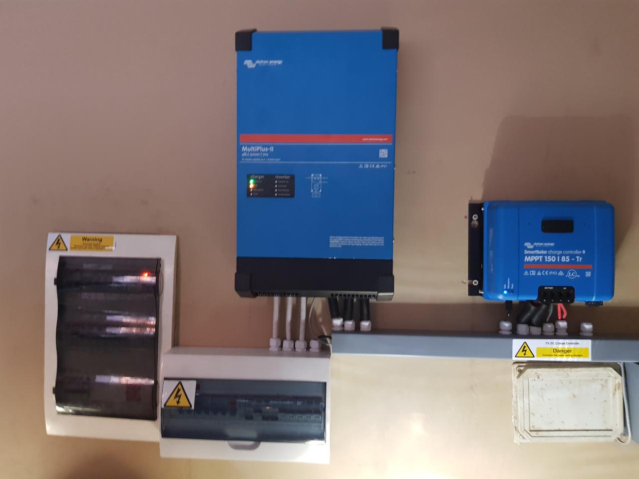 découvrez le victron multiplus 2, un onduleur/chargeur puissant et polyvalent, idéal pour vos systèmes électriques autonomes. avec sa technologie avancée, il offre une gestion intelligente de l'énergie, garantissant performance et fiabilité pour tous vos besoins énergétiques.