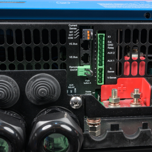 découvrez le victron multiplus 2, un onduleur/chargeur innovant conçu pour fournir une alimentation fiable et flexible. idéal pour les systèmes solaires, marins et de loisirs, il offre des performances exceptionnelles avec un design compact et une gestion intelligente de l'énergie.