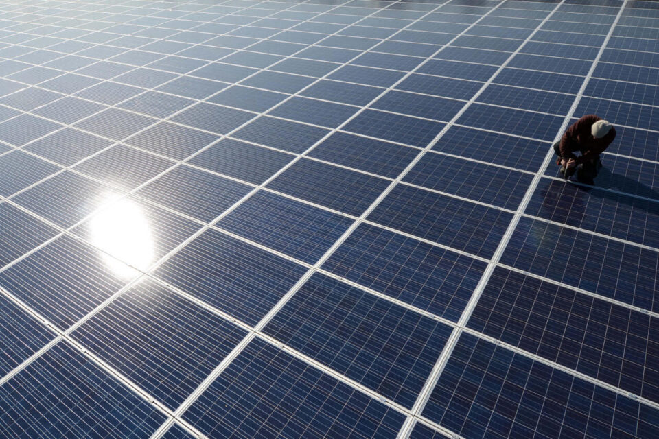 découvrez l'innovation des vitres solaires, alliant fonctionnalité et esthétique pour optimiser la lumière naturelle tout en réduisant la consommation d'énergie. idéales pour les architectes modernes et les propriétaires soucieux de l'environnement.