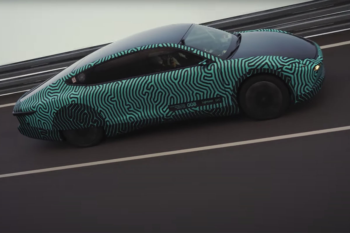 découvrez la révolution des transports avec notre guide complet sur les voitures solaires. apprenez comment ces véhicules écologiques utilisent l'énergie du soleil pour rouler, leurs avantages, et l'impact sur l'environnement.