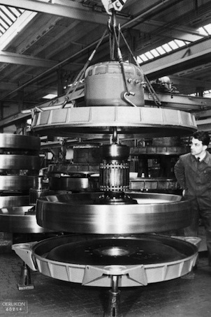 découvrez tout sur le volant d'inertie : son rôle dans le stockage d'énergie, ses applications dans les moteurs et la mécanique, ainsi que son importance dans l'amélioration de la performance des machines.