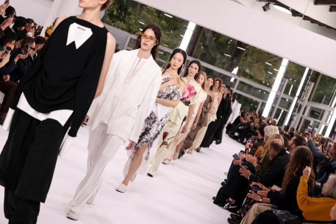 découvrez la tendance mode wks, alliant style et confort. explorez nos collections innovantes qui mettent en avant des pièces uniques, idéales pour affirmer votre personnalité et rester à la pointe de la mode.