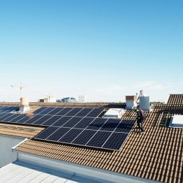 découvrez l'aérovoltaïque, une innovation révolutionnaire qui combine l'énergie solaire et l'énergie éolienne pour produire de l'électricité tout en optimisant l'utilisation de l'espace. explorez les avantages écologiques et économiques de cette technologie émergente pour un avenir énergétique durable.