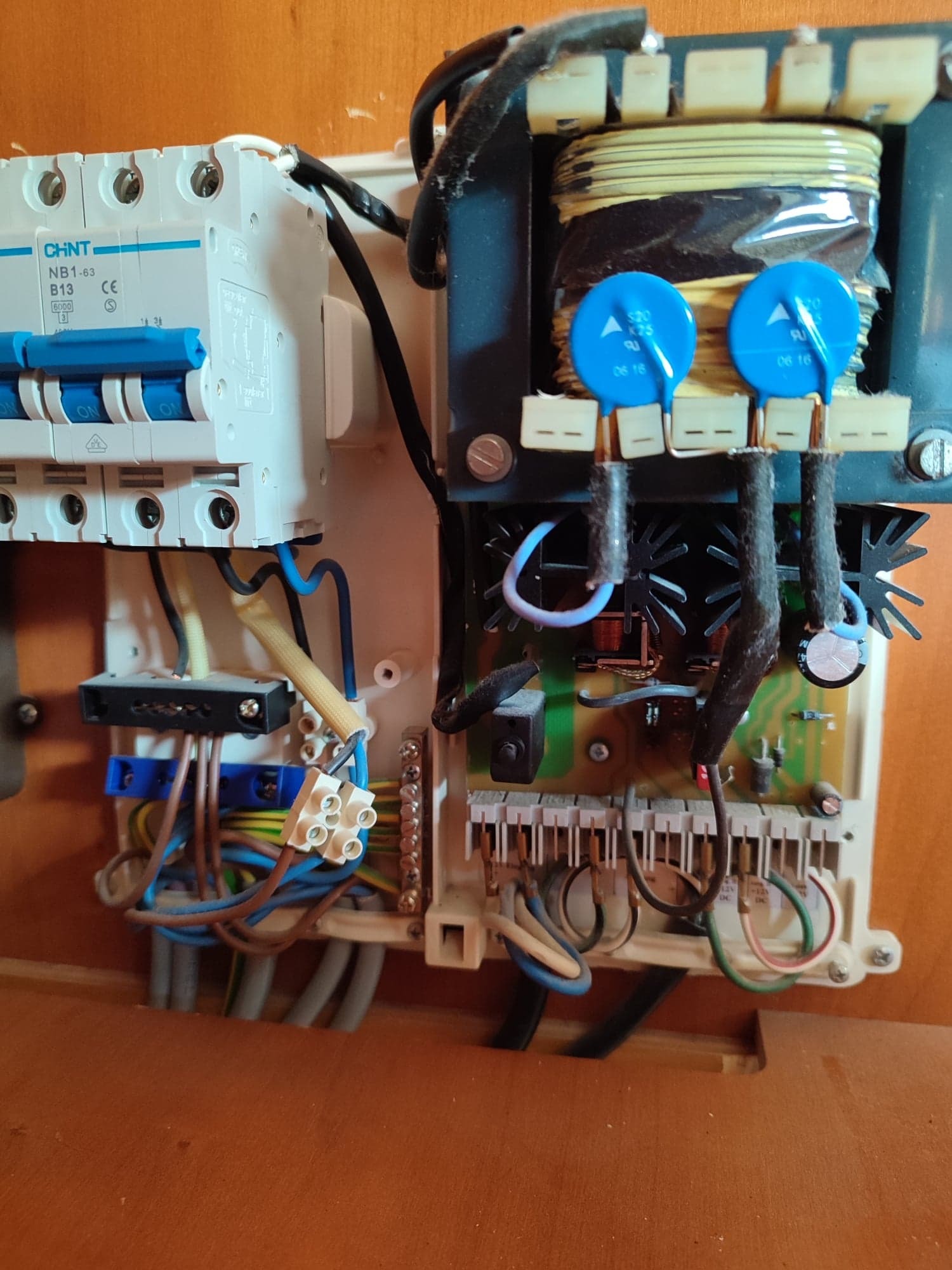 découvrez nos conseils pratiques et équipements indispensables pour l'alimentation 12v de votre caravane. assurez-vous un voyage serein et agréable en optant pour des solutions efficaces et adaptées à vos besoins.