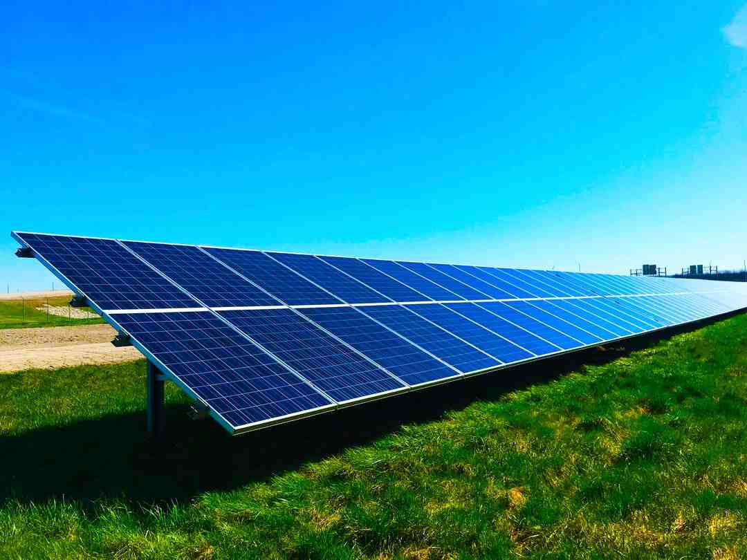 découvrez tout ce qu'il faut savoir sur l'ampérage des panneaux solaires, un facteur crucial pour optimiser la production d'énergie. apprenez à choisir le bon système en fonction de vos besoins énergétiques et améliorez l'efficacité de votre installation photovoltaïque.