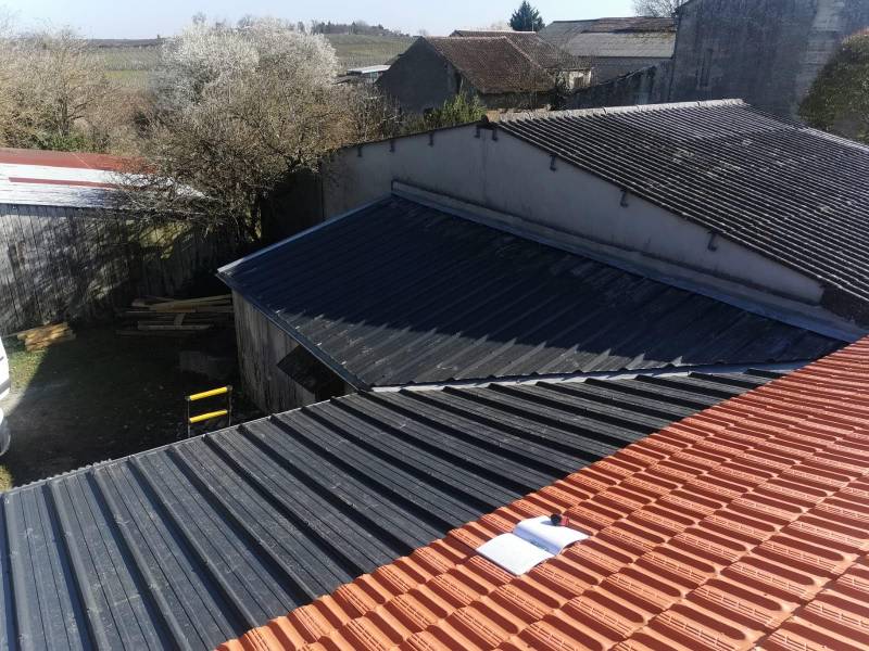 découvrez tout sur l'angle de toiture bac : optimisez l'évacuation des eaux pluviales, améliorez l'esthétique de vos toits et assurez la durabilité de votre construction. informations et astuces pour un projet réussi.