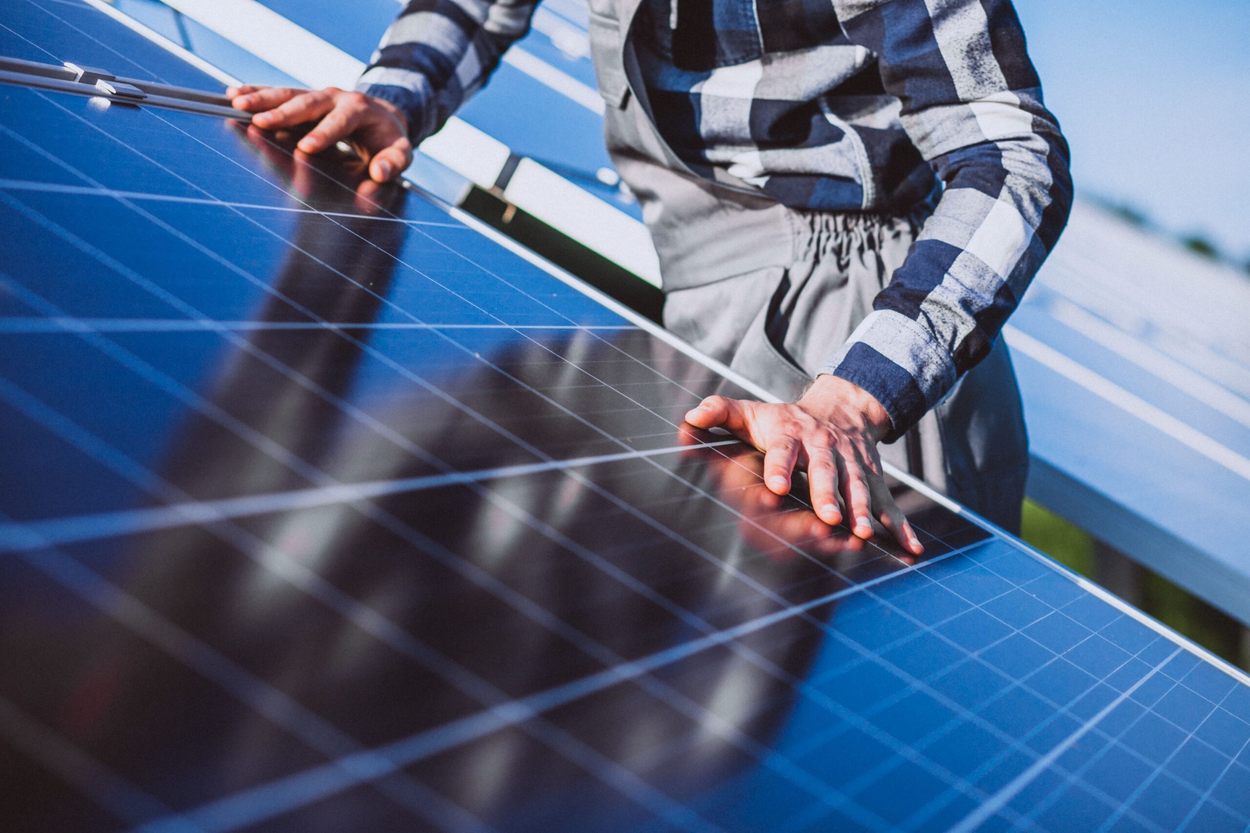 découvrez les avantages de l'autoconstruction photovoltaïque : réalisez vos propres panneaux solaires et réduisez vos factures d'énergie tout en contribuant à la protection de l'environnement. apprenez les étapes, les matériaux nécessaires et les conseils pratiques pour réussir votre projet d'autoconstruction.