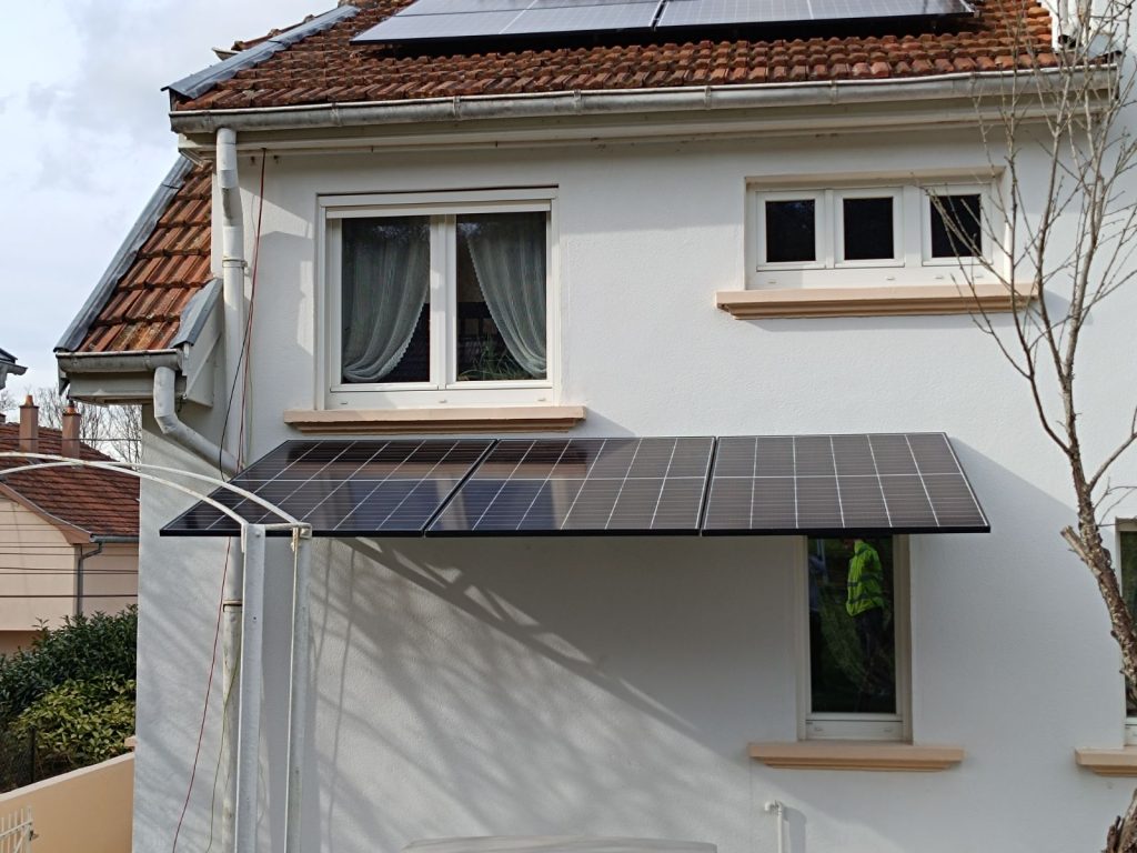 découvrez notre auvent solaire, la solution idéale pour profiter de l'extérieur tout en restant à l'ombre. durable, esthétique et écologique, cet auvent vous protège des rayons du soleil tout en embellissant votre espace extérieur. idéal pour les terrasses, balcons et jardins.