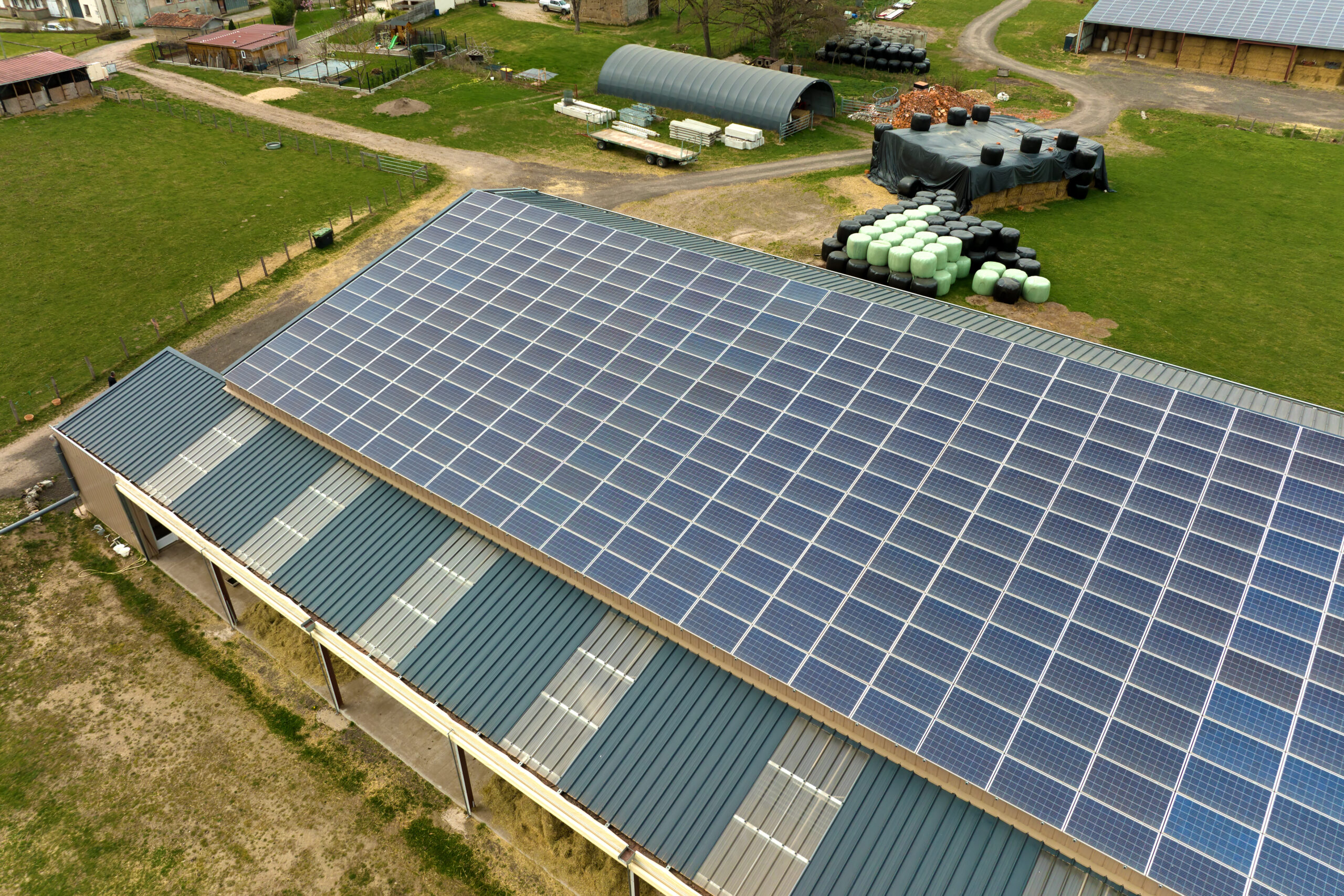 découvrez notre avis détaillé sur les hangars photovoltaïques : avantages, inconvénients, performance énergétique et meilleures pratiques pour maximiser votre investissement. informez-vous sur cette solution innovante pour une agriculture durable et une réduction de votre empreinte carbone.