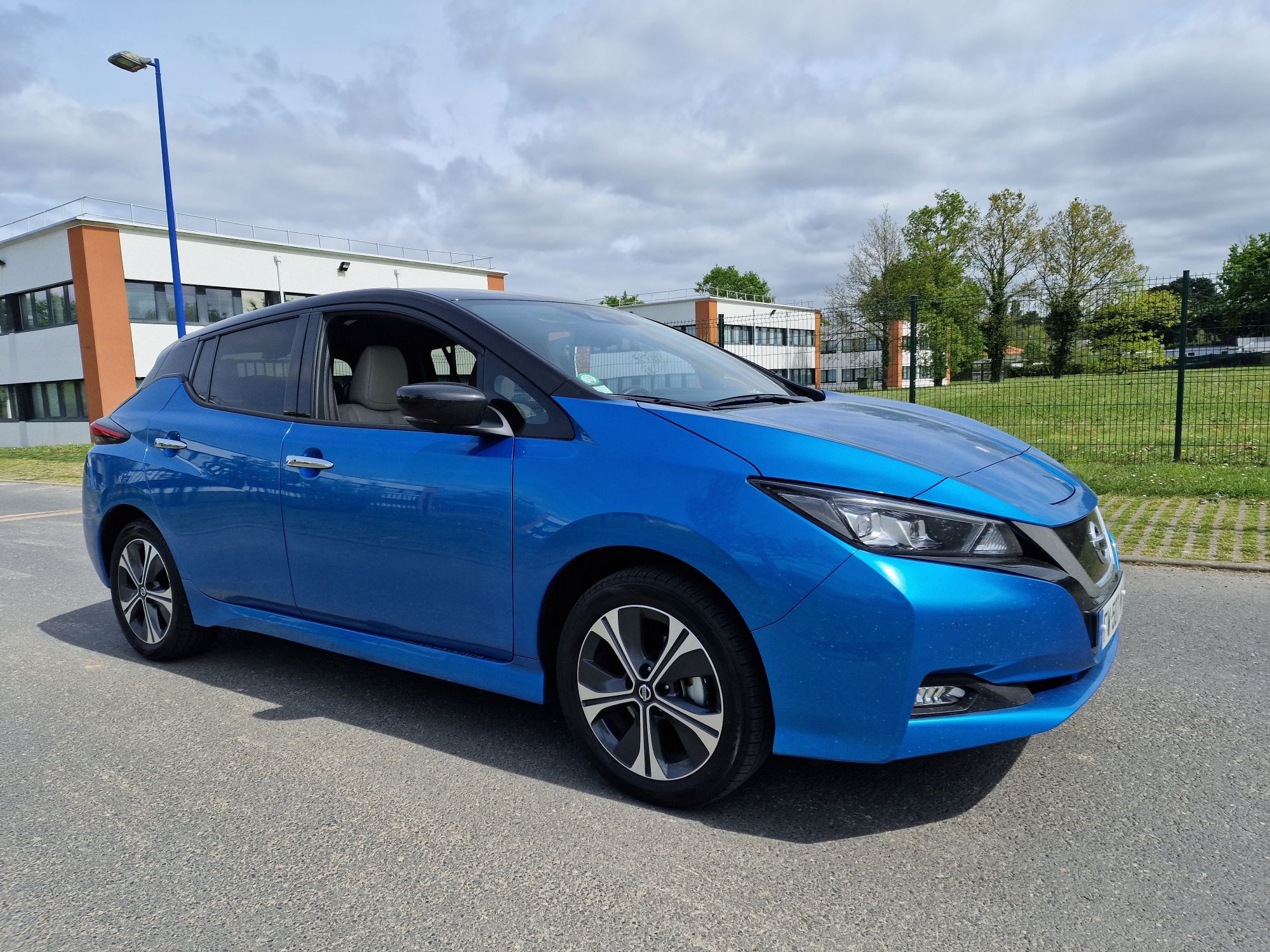 découvrez notre avis complet sur la nissan leaf, la voiture électrique qui allie performance, confort et écologie. explorez ses caractéristiques, ses avantages, et pourquoi elle pourrait être le choix idéal pour votre prochaine voiture.