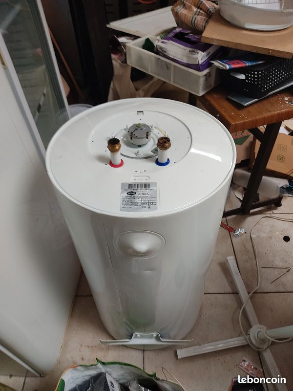 découvrez notre ballon d'eau chaude de 80 litres, idéal pour assurer un confort thermique optimal dans votre maison. avec une capacité généreuse, ce chauffe-eau est parfait pour satisfaire tous vos besoins en eau chaude tout en offrant une efficacité énergétique remarquable.