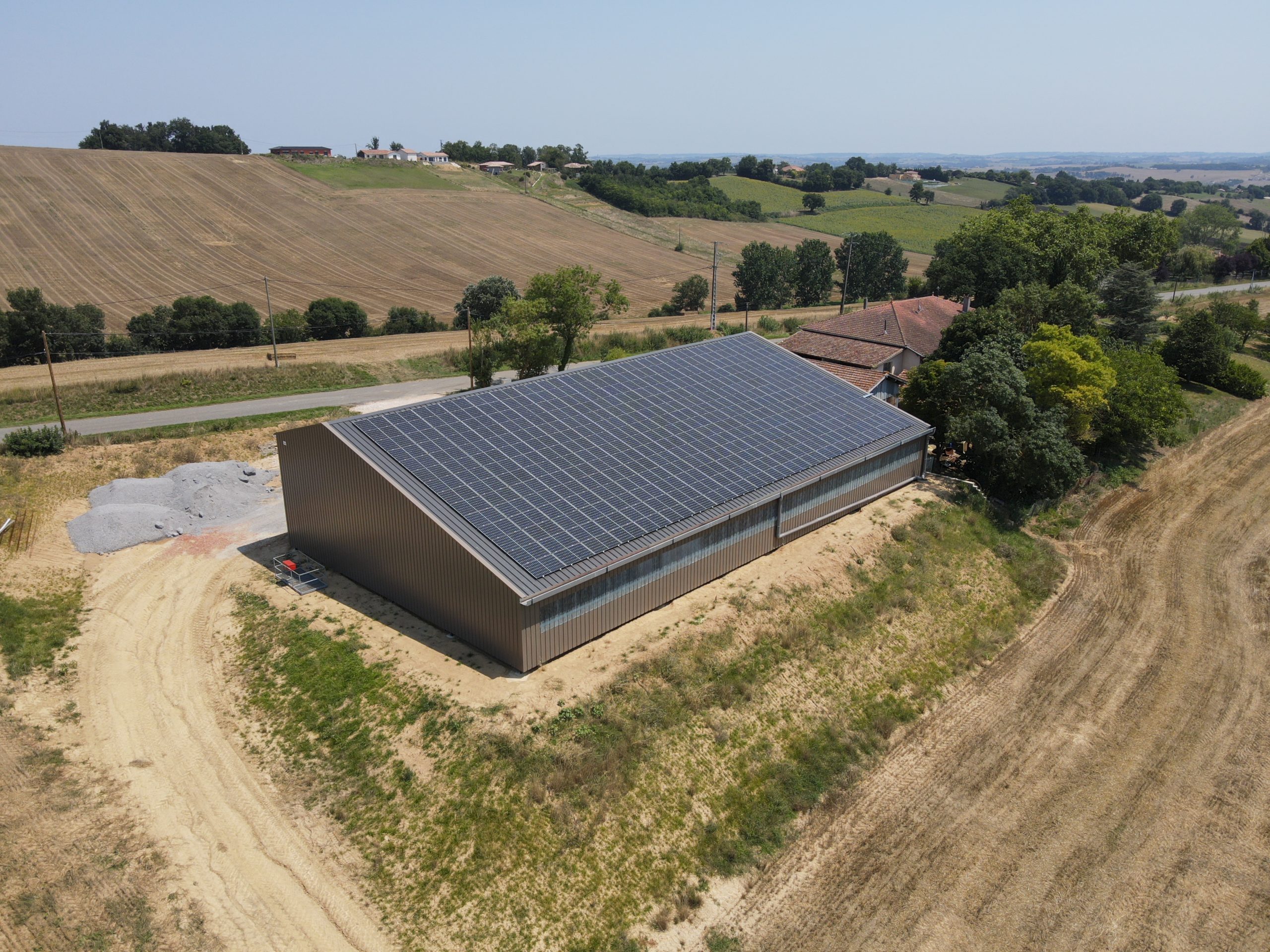 découvrez les avantages des bâtiments agricoles photovoltaïques (pv) pour optimiser votre exploitation. profitez d'une solution durable et rentable qui utilise l'énergie solaire pour répondre à vos besoins agricoles tout en préservant l'environnement.