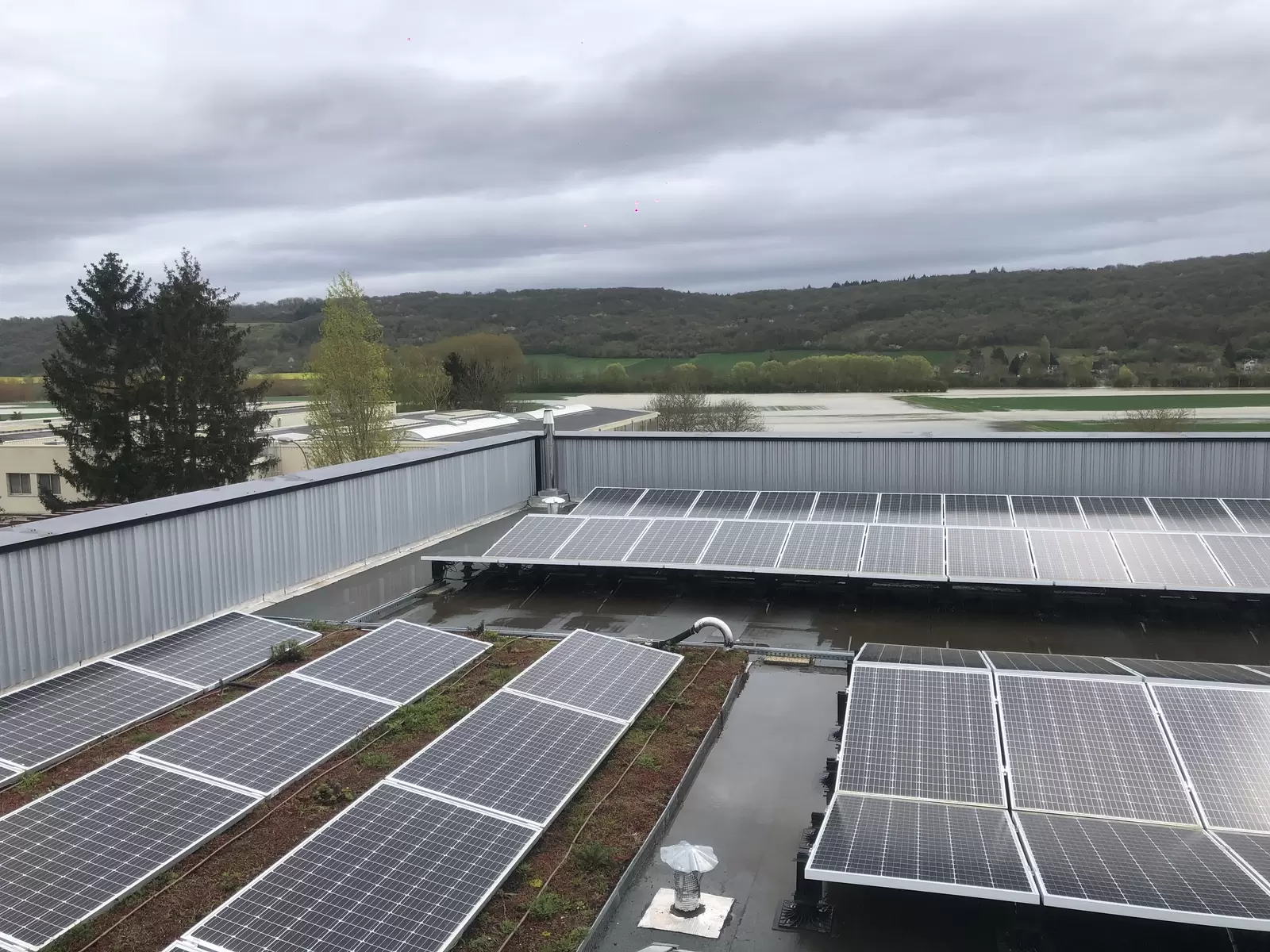 découvrez les dernières innovations en matière de bâtiments solaires en france. optimisez votre consommation d'énergie et réduisez votre empreinte carbone grâce aux technologies durables et aux réglementations modernes.