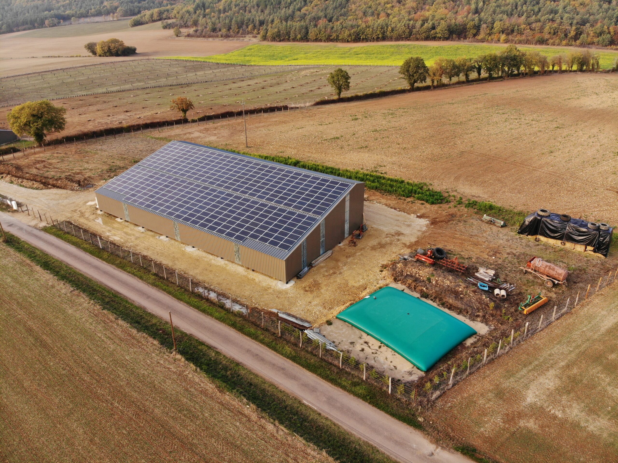 découvrez comment un bâtiment photovoltaïque peut transformer l'énergie solaire en électricité propre et durable. explorez les avantages écologiques et économiques de ces structures innovantes, conçues pour maximiser l'efficacité énergétique tout en réduisant l'empreinte carbone.