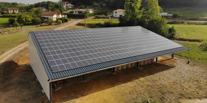 découvrez les avantages des bâtiments photovoltaïques, une solution durable qui optimise la production d'énergie solaire tout en réduisant l'empreinte carbone. apprenez comment intégrer efficacement des panneaux solaires dans votre projet de construction pour réaliser des économies d'énergie et contribuer à un avenir plus vert.