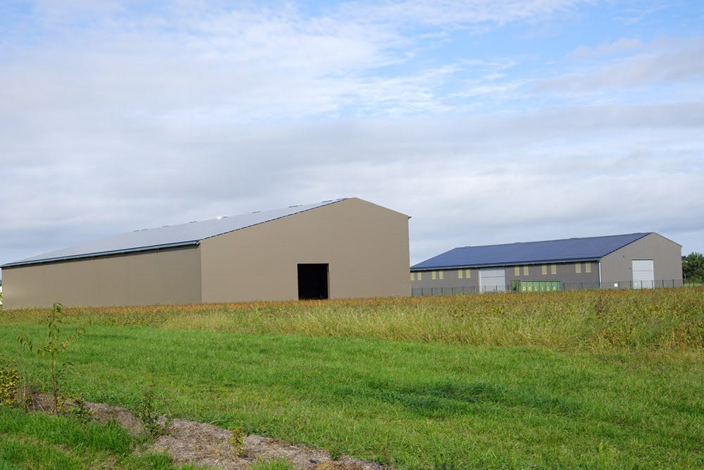 découvrez comment les bâtiments agricoles photovoltaïques transforment l'agriculture durable en intégrant des solutions énergétiques renouvelables. optimisez votre production tout en respectant l'environnement grâce à nos conseils et innovations en matière de panneaux solaires.