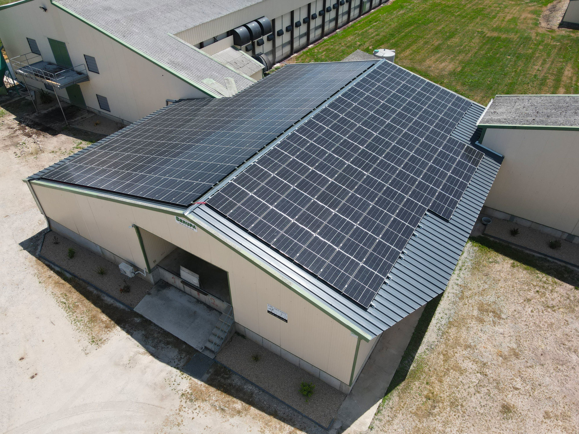 découvrez notre gamme de bâtiments avicoles photovoltaïques, conçus pour optimiser l'élevage de volaille tout en utilisant une source d'énergie renouvelable. assurez un environnement idéal pour vos animaux tout en réduisant vos coûts énergétiques.