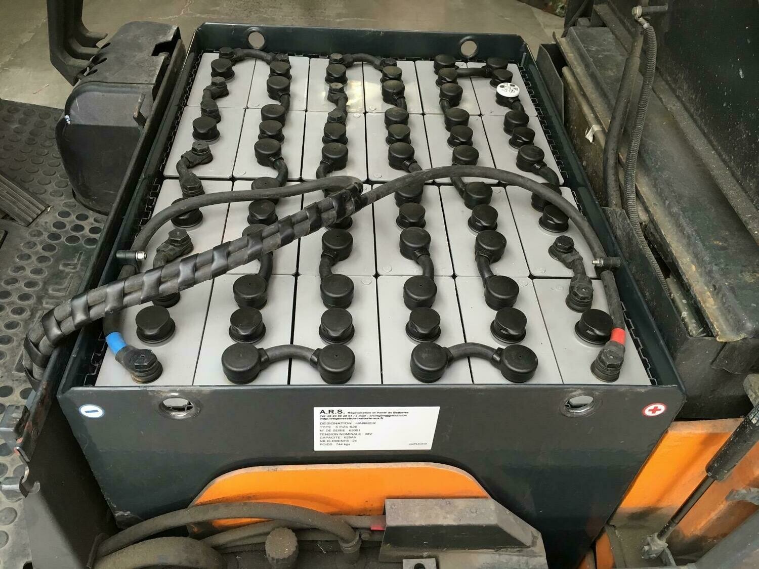 découvrez notre sélection de batteries pour chariots, offrant puissance et performance pour répondre à tous vos besoins logistiques. idéales pour une utilisation durable, nos batteries garantissent une autonomie prolongée et une fiabilité à toute épreuve.