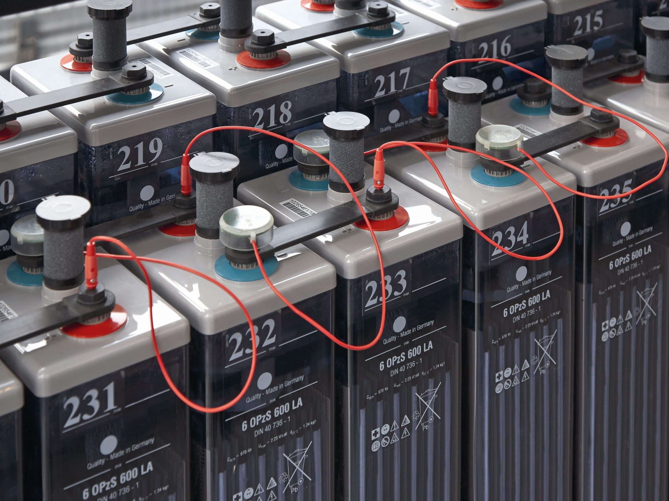 découvrez les batteries hoppecke, des solutions de stockage d'énergie fiables et performantes. parfaites pour divers secteurs, nos batteries garantissent une longévité et une efficacité optimales pour alimenter vos équipements.